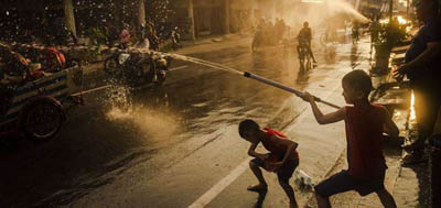 Serunya Festival Perang Air di dalam Terowongan Air di Selatpanjang